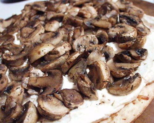 pizza à l'ail rôti et aux champignons