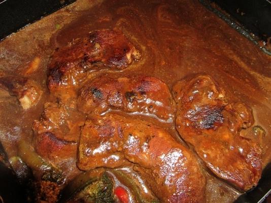 steak de porc cuit dans une sauce aux champignons