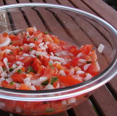 salsa criolla (salade de tomates hachées)