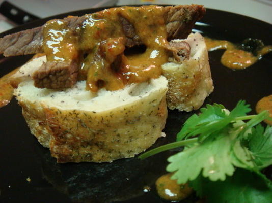 steak de flanc grillé mariné à la lime avec sauce au chipotle et au miel