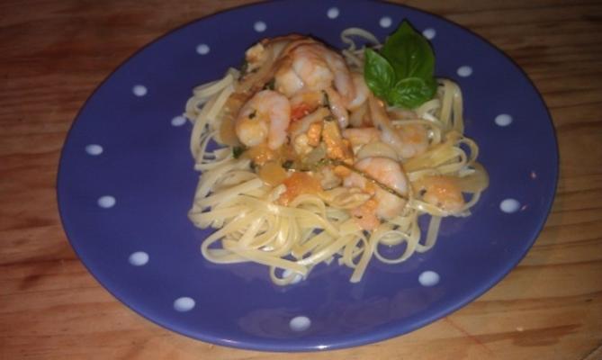 pétoncles et crevettes délicieux avec linguini