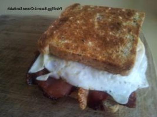sandwich œuf au plat, bacon et fromage