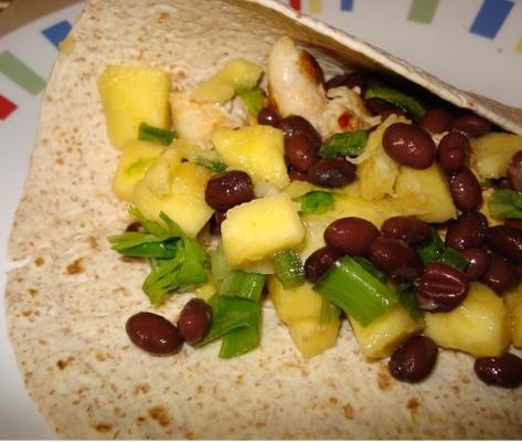 tacos de poulet à la coriandre et à la lime avec une salsa à la mangue et aux haricots noirs