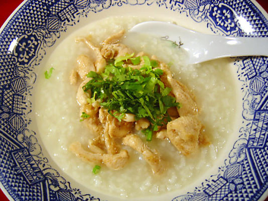 soupe thaïlandaise au poulet et au riz - kao tom gai
