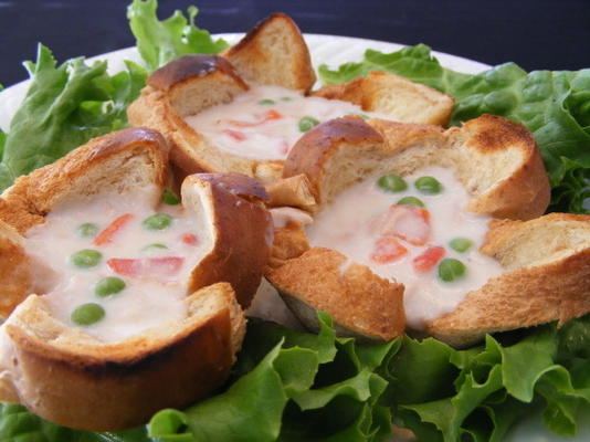 thon à la crème dans des tasses de pain grillé