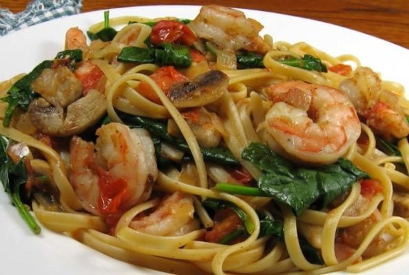 fettuccine aux tomates avec crevettes et roquette