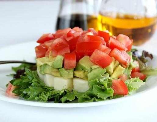 Salade de la tour avocat, tomate et mozzarella