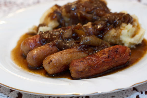 saucisses avec purée de pommes de terre, bière, jus d'oignon et moutarde