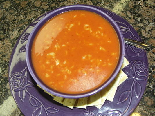 soupe aux nouilles aux tomates