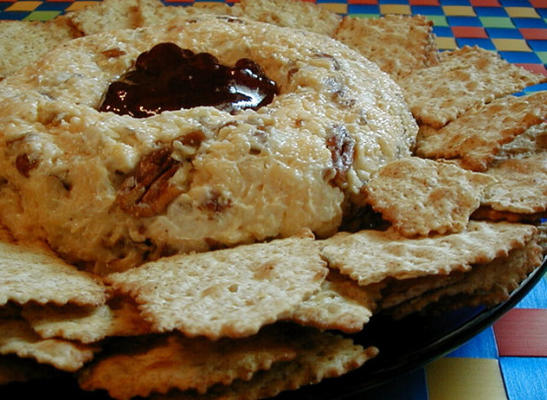 anneau de fromage avec de la confiture de fraises