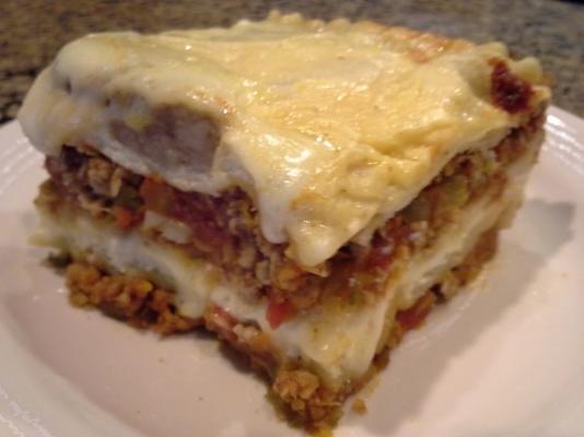 lasagne classique avec sauce à la viande, tomates et sauce béchamel (l