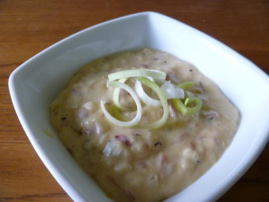 Soupe de pommes de terre, oignons et roquefort d'Emeril Lagasse
