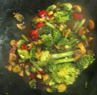 brocoli, champignons et poivrons rouges à la sauce aux haricots noirs et à l'ail