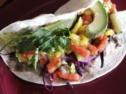 jamaican me noix! tacos mahi-mahi avec salsa de fruits tropicaux