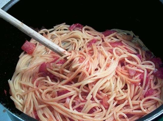 pâtes à la pancetta et à la sauce tomate - giada de laurentiis