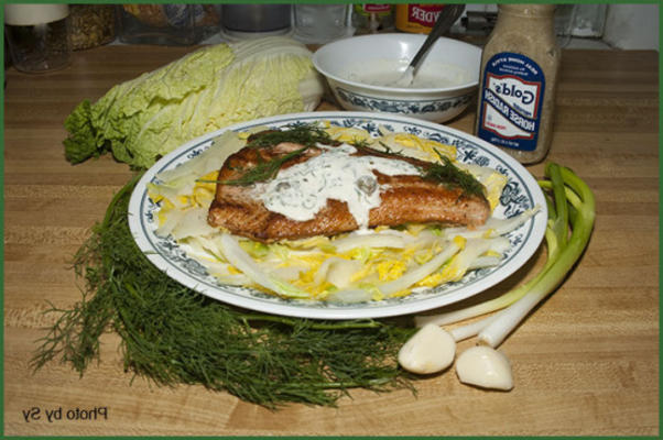 saumon avec une sauce crémeuse sur un lit de verdure