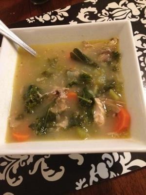 soupe de poulet au citron avec du quinoa