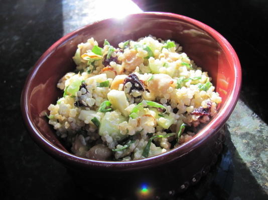 salade d'épinards-quinoa aux cerises et amandes