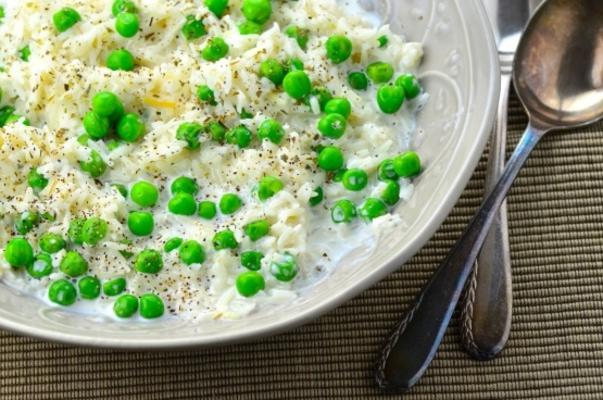 riz crémeux aux petits pois et aux herbes