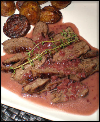 bavette avec beurre rouge et pommes de terre rôties