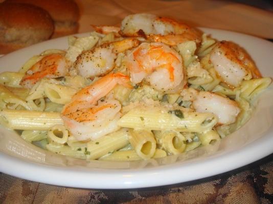 penne à faible teneur en glucides dans une sauce pesto-crème