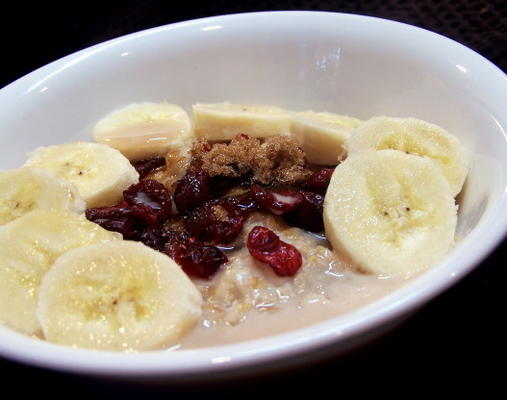 flocons d'avoine à l'ancienne avec des bananes et des raisins secs