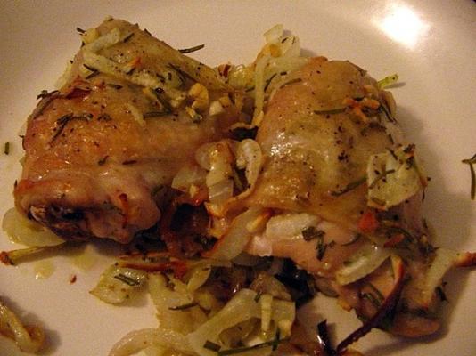 poulet cuit au four avec oignons, ail et romarin