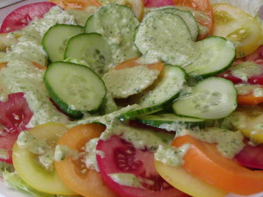 Salade de tomates et concombres avec un pesto comme vinaigrette.