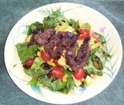 salade de steak, d'avocat et de haricots