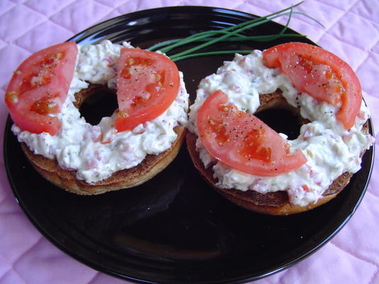 bagel de petit-déjeuner composé de tomates et de fromage à la crème de jardin