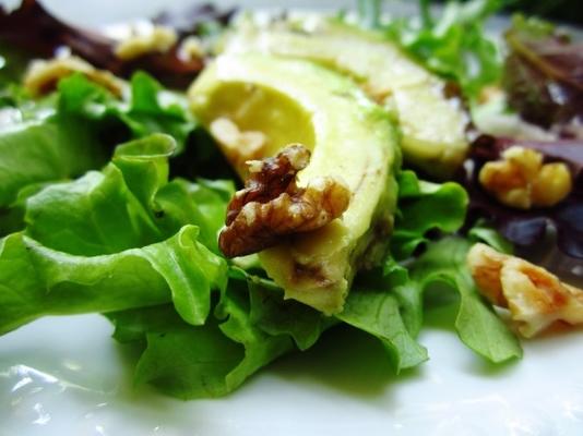 Salade avocat, laitue et noix avec vinaigrette au miel