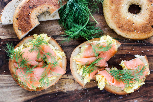sandwich scandinave au saumon et aux œufs