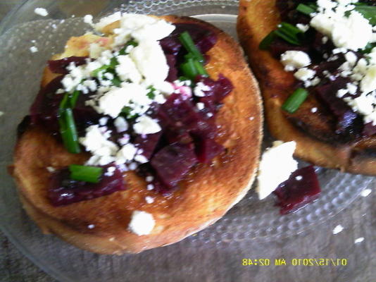 relish de betterave rôtie avec feta sur crostini