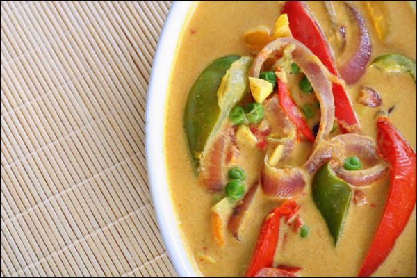 curry aux légumes thaïlandais épicé aux arachides