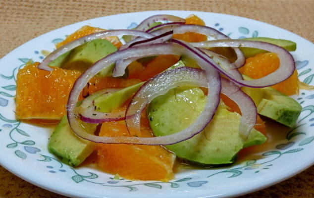 salade d'avocat, d'oignons orange et pourpre