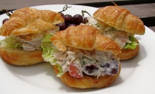 salade de poulet et sandwiches croissants