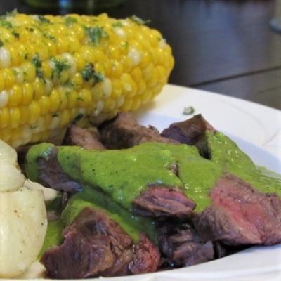 bavette grillée avec chimichurri vert à l'oignon et au gingembre