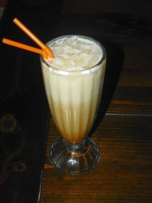 soda italien orange avec une attitude tropicale
