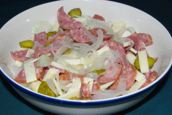 wurst salat (saucisse de porc et salade au fromage)