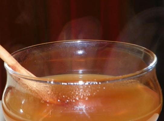 canelazo - boisson épicée au rhum et à la cannelle