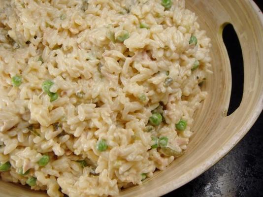 salade de thon avec du riz et des légumes