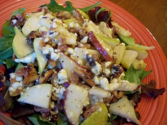 salade de poires au bacon, gorgonzola et noix confites