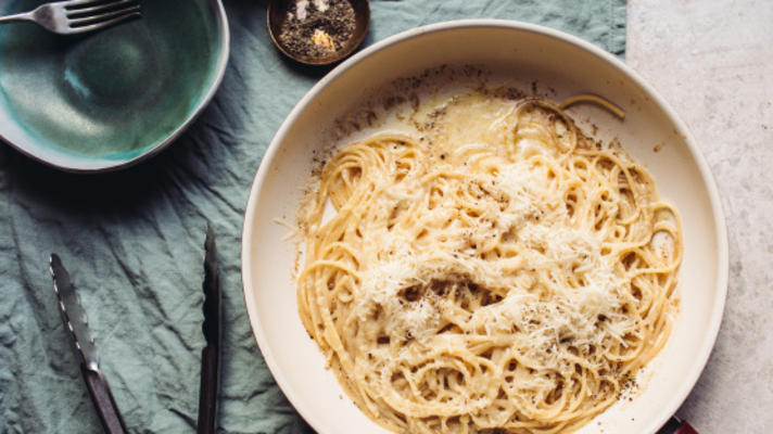 spaghetti cacio e pepe (fromage et poivre)