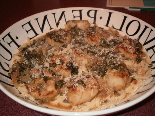 Saint-Jacques poêlées à la sauce au beurre aux herbes