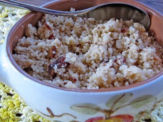 couscous doux aux noix et aux dattes avec une note de tahini