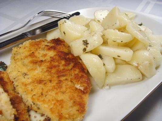 schnitzel de poulet avec salade de pommes de terre chaude