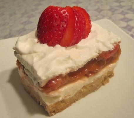 dessert à la fraise et à la rhubarbe