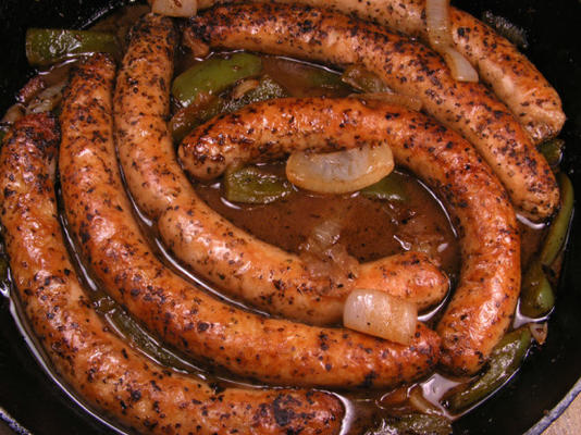 bratwursts braisés à la bière et à l'oignon