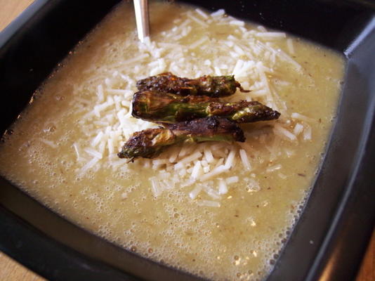 soupe d'asperges grillées et de pommes de terre