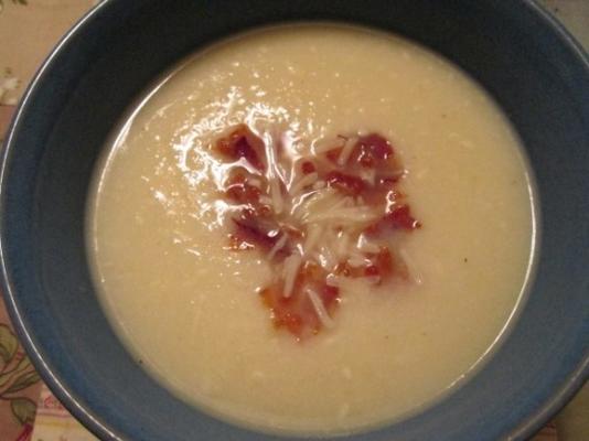 Soupe de chou-fleur au prosciutto croustillant et au parmesan